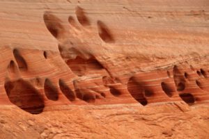 Bunte und skurril geformte Felsen entlang des Weges zum Zebra Canyon im Grand Staircase Escalante