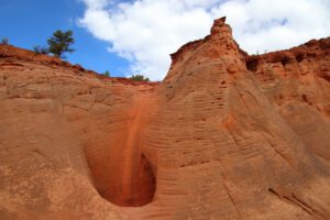 Bunte und skurril geformte Felsen entlang des Weges zum Zebra Canyon im Grand Staircase Escalante