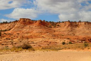 Bunte und skurril geformte Felsen entlang des Weges zum Zebra Canyon im Grand Staircase Escalante