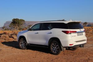 Unser Mietwagen, ein Toyota Fortuner, auf dem Parkplatz der Three Rondavels an der Panorama Route